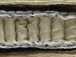 Matratzen mit Tonnen-Taschenfederkern und zwei Lage Mikrofeder. Polsterung mit Rosshaar, Jute und Wolle.